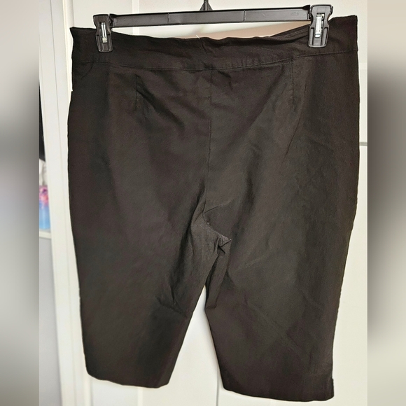 Kate & Mallory Black Capris - Picture 4 of 4